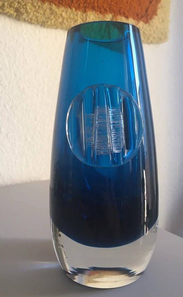 Leuchtende Glas Vase von Milan Metelak - Harrachov  "Evening Blue" OP Art 20cm