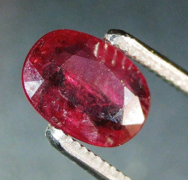 Pierre précieuse en vrac rouge rubis brut 40,35 carats pour usages multiples