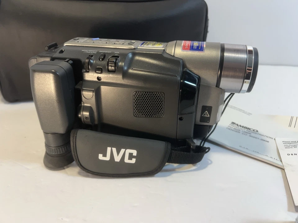 JVC GR-SXM235U Compact VHS Camcorder w/ Battery m, remote, Carry Strap, and Bag - Image 3 of 4