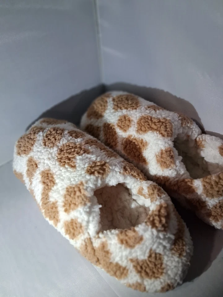 Zapatillas difusas acogedoras antideslizantes súper suaves para mujer Foto 3 de 4