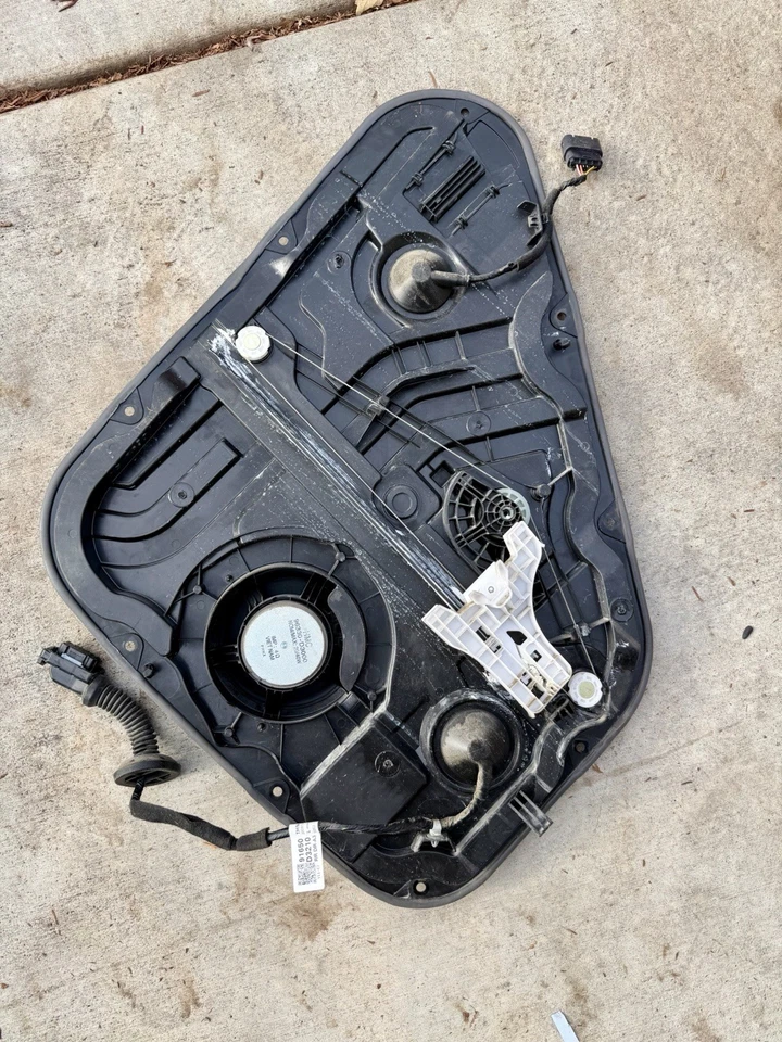 Hyundai Tucson 2021 – Left Rear Inner Door Panel with Wiring Harness - Image 2 of 2