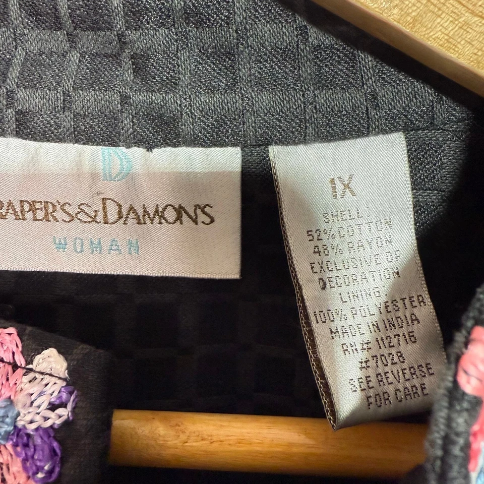 Chaqueta Draper’s & Damon’s Mujer’s 1X Negra Bordada Floral Forrada con Botones Foto 4 de 4