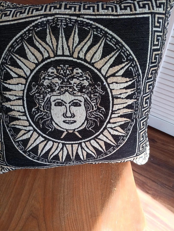 Hermosa Almohada Decorativa Medusa Oro Negro 18×18 Decoración Mediterránea Foto 4 de 4
