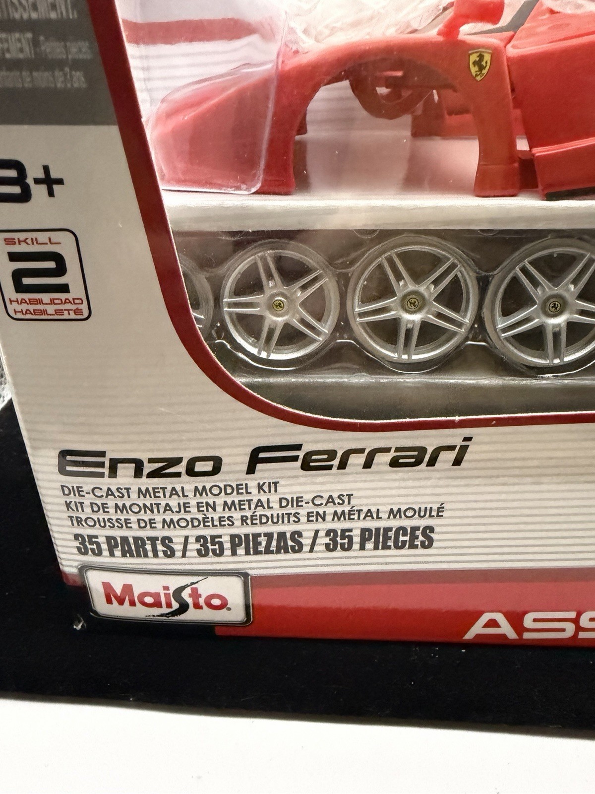 Maisto Enzo Ferrari 1:24 Assembly Line Diecast Model Kit 35 Parts Red ...