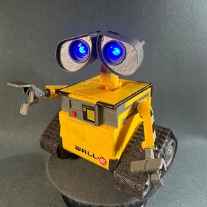 WALL-E 美品 目が青色に光るしゃべる動くリモコン付き汚れ加工されてます Wall-E Watch | eBay