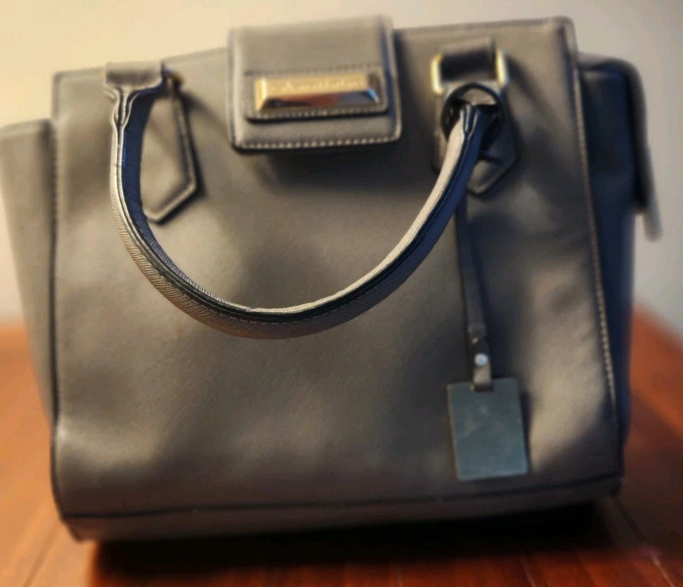 Bolso de mano Catherine Malandrino gris cartera 10 por 9 por 4 detalles plateados Foto 2 de 4