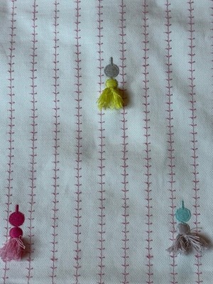 CLARKE & CLARKE VORHANGSTOFF DESIGN Quaste rosa 2,7 METER BESTICKT