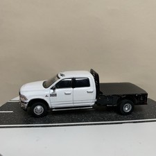 Greenlight  Dually Drivers 2018 Ram 3500 Laramie Flatbed Crew Cab White 1:64 NM