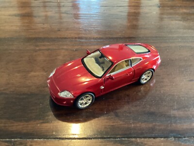 Jaguar XK (X150) Modell von Kinsmart. Maßstab 1:38. Neu. Karneval Rot.Sehr genau.