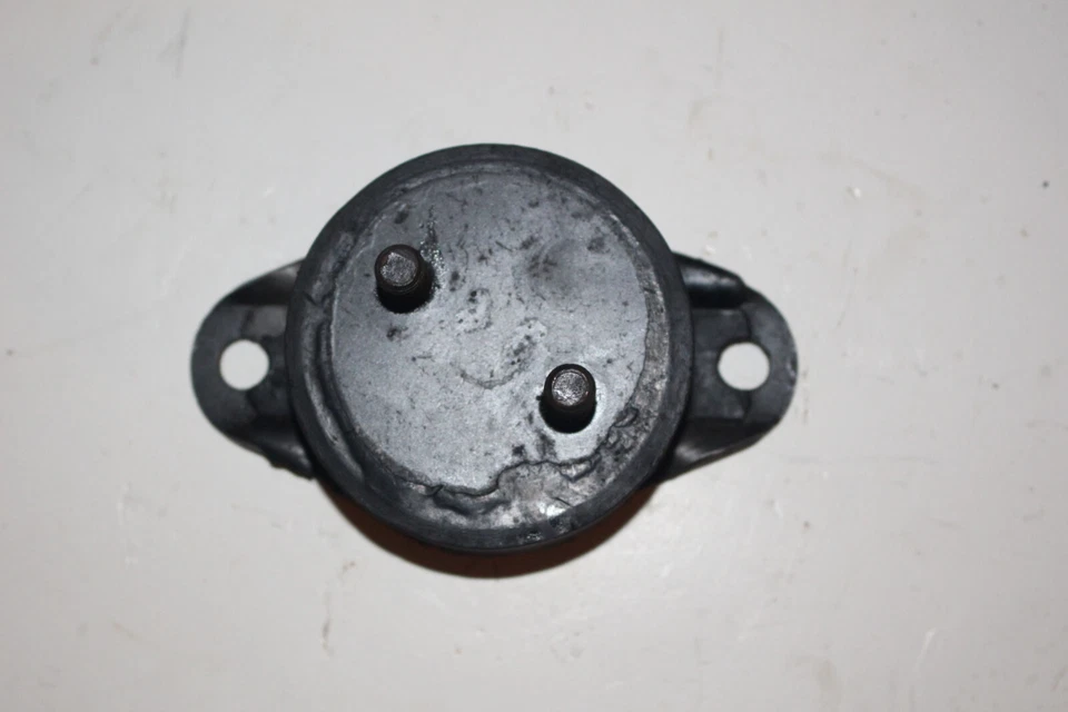 Новое из старых запасов правое крепление двигателя TRW 82112 — 1953–56 Buick Special, Roadmaster и т. д. 322 - Изображение 3 из 4