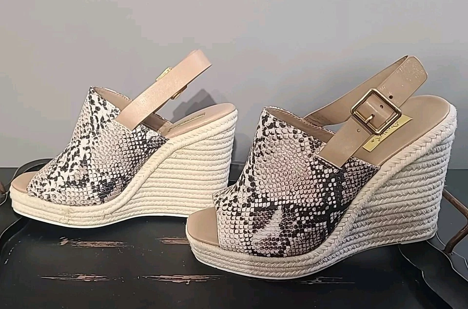 Tacón de cuña Qupid con estampado de serpiente de 4" con hebilla talla 7 Foto 2 de 4