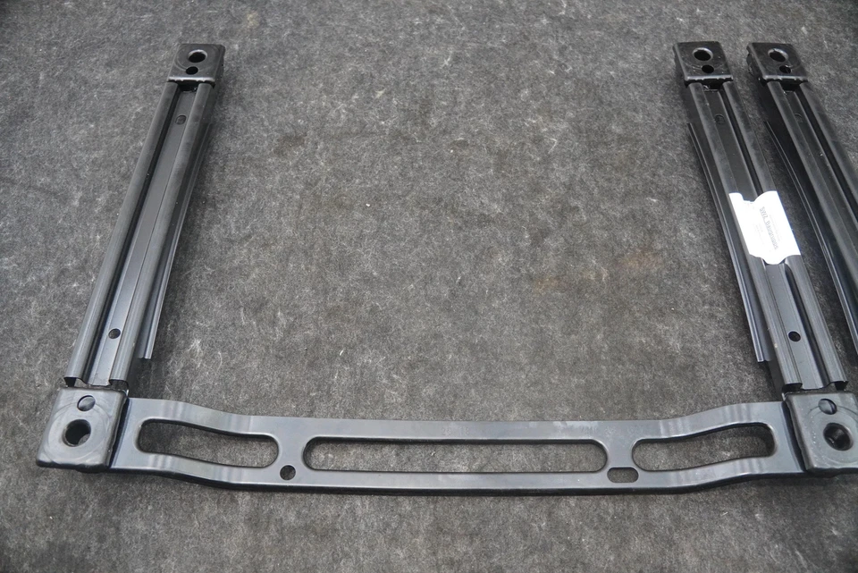 Juego de 2 soportes portadores de rieles de marco de asiento delantero 4ML881677 OEM Lamborghini Urus 2019 Foto 2 de 4