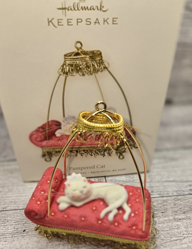 Hallmark Keepsake Ornament Pampered Cat 2007
