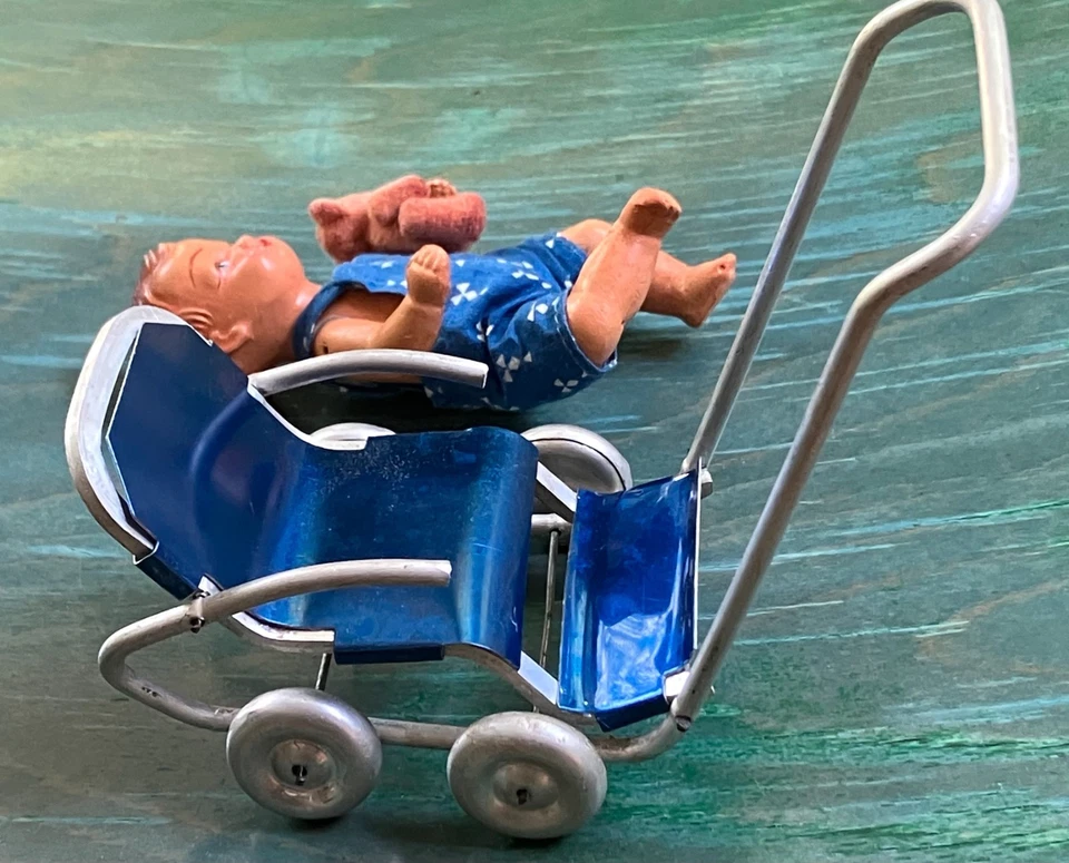 Jouets anciens miniatures des années 40 - Poussette tôle & alu, poupée, ours - Photo 4/4