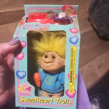 Muñeca Troll Sweet Kid de Colección Nueva en Caja con Troll de Helado 4” de Alto con Pelo Amarillo