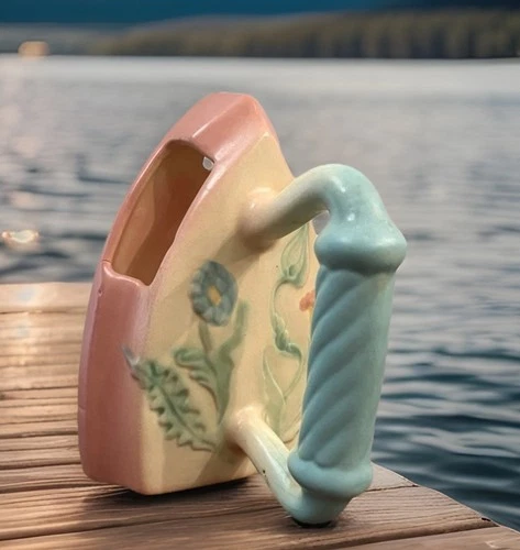 VTG Wall Pocket Hull Pottery Iron, CRÈME BIEGE , BLUE. Pink FLOWERS BOWKNOT 1949