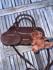 Borsa a tracolla piccola Steve Madden marrone con charms