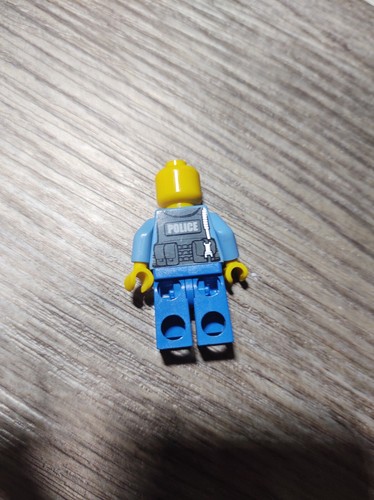 LEGO Minifigure - City Town / Police Officer - Picture 3 of 3