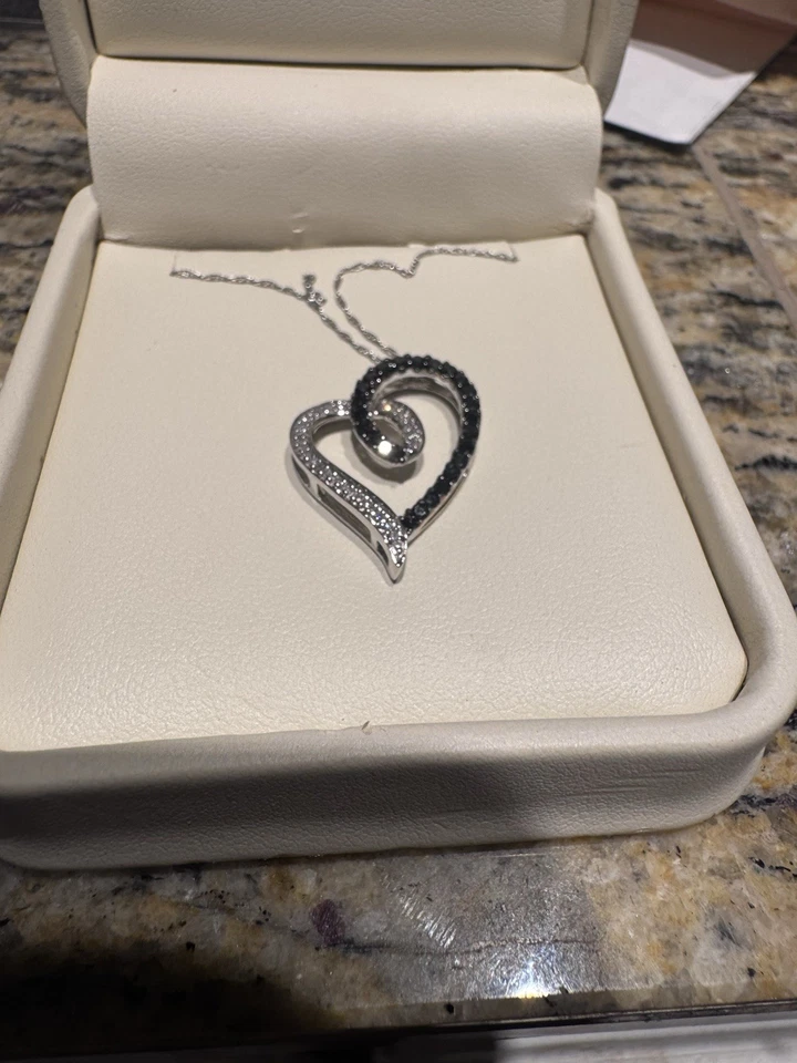 Collar colgante corazón diamante blanco y negro Jared con caja Foto 4 de 4