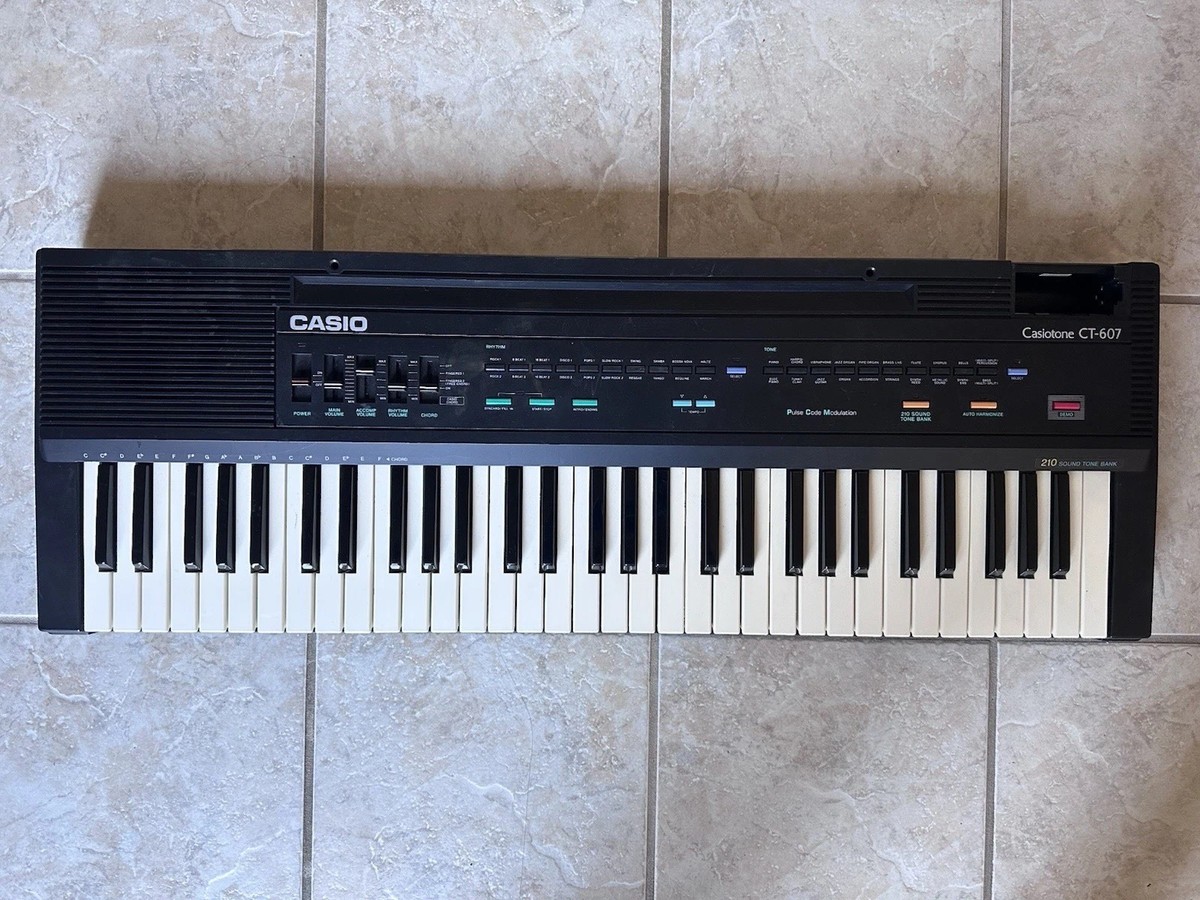 vintage CASIO CT-701 Casiotone 701 61-Key Analog Synthesizer vintage CASIO CT-701 Casiotone 701 61-Key Analog Synthesizer
