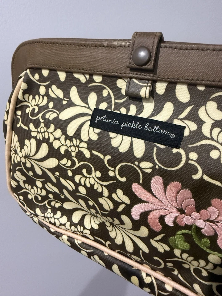 Muñeca sin asas y almohadilla Petunia Pickle Bottom floral rosa y marrón Cross Town G Foto 2 de 4