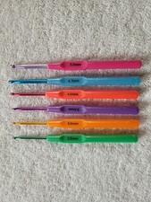6 Preowned Ergonomic Bright Color Unbranded Crochet Hooks Sizes 2.5mm to 5 mm