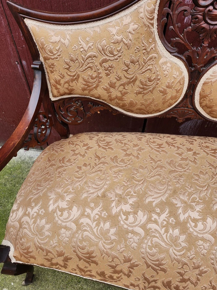 Antiguo banco tapizado de dos plazas de madera de cerezo Foto 3 de 4