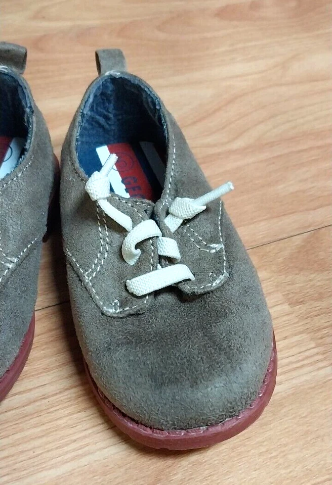 Zapatos para niños pequeños marrón imitación gamuza imitación encaje talla 5 marca George  Foto 4 de 4