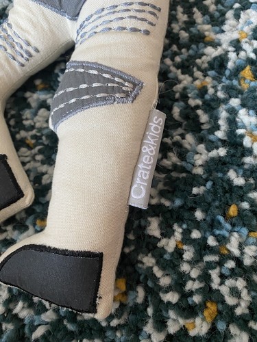 Crate and Barrel Niños Astronauta Peluche Muñeca Cosmos Lanzar Almohada Tierra de Asentimiento - Imagen 3 de 5