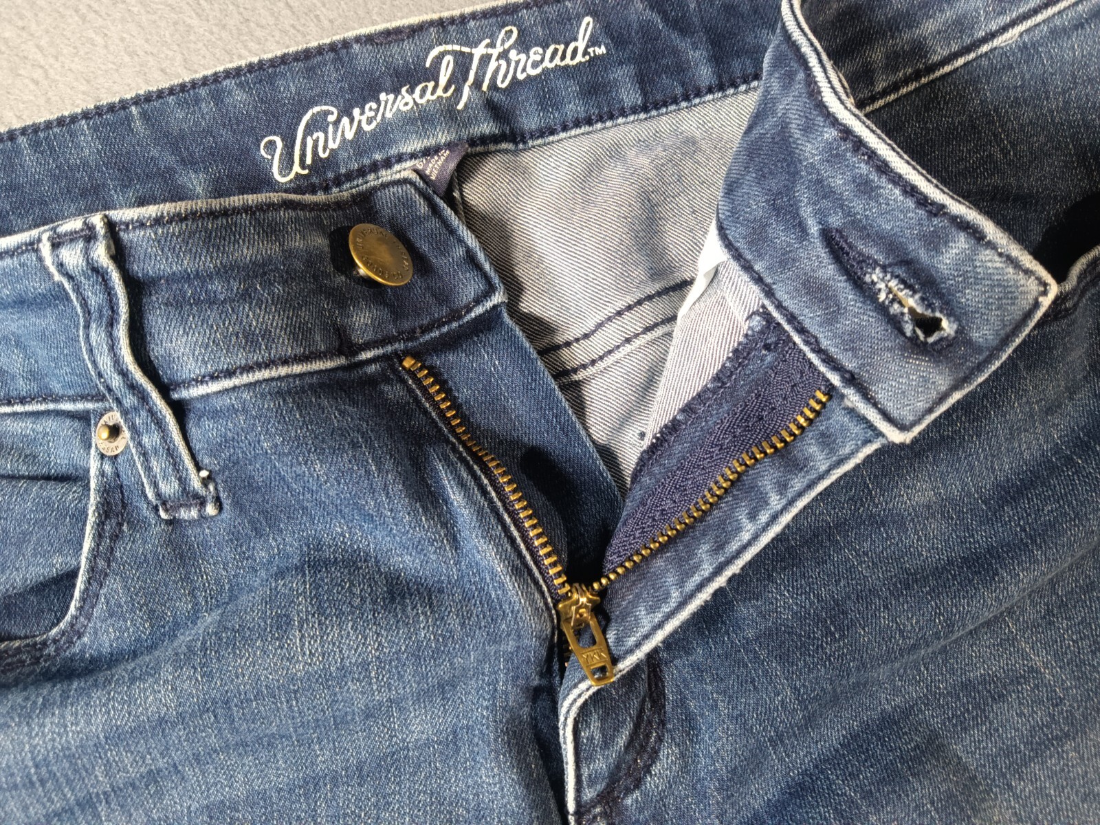 Universal Thread Women's Jeans Mid Rise Skinny Size 6/28R Distressed Blue