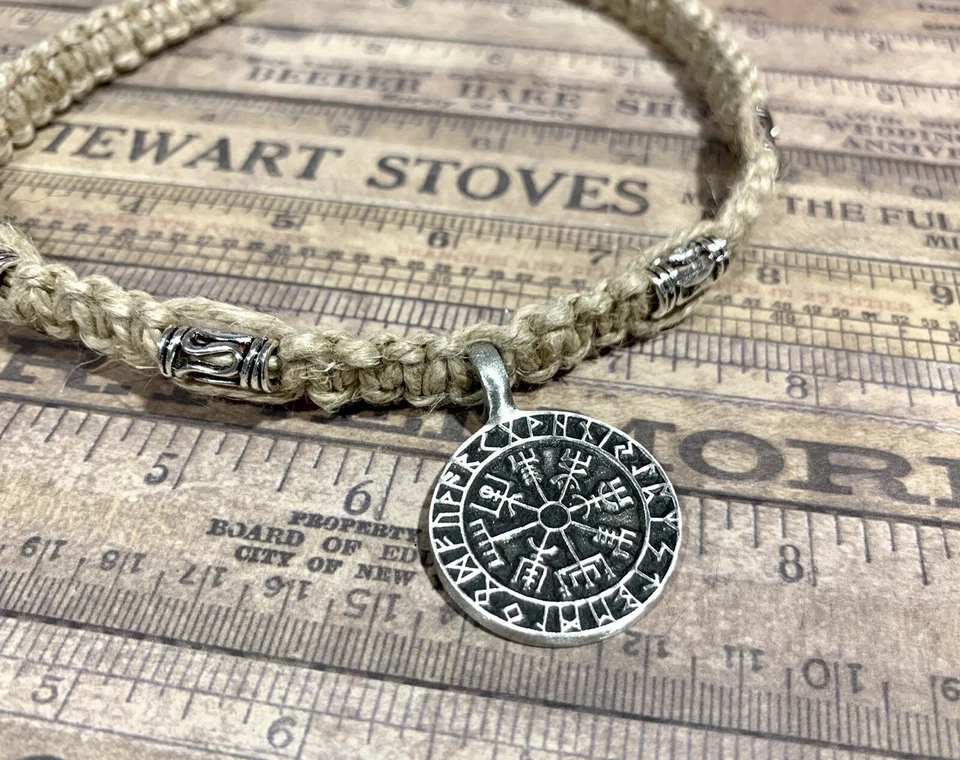 Collar de cáñamo vikingo con escudo de runas de peltre joyería para hombre Foto 2 de 4