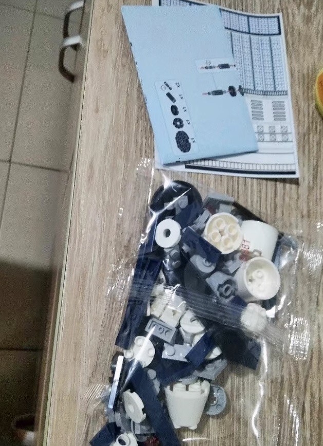 LeLeBrother Space Station building block toy set 8881 Size 14X9