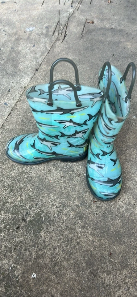 Botas de lluvia Western Chief Kids Tropic Shark, iluminadas, verde azulado, talla 10 Foto 2 de 4