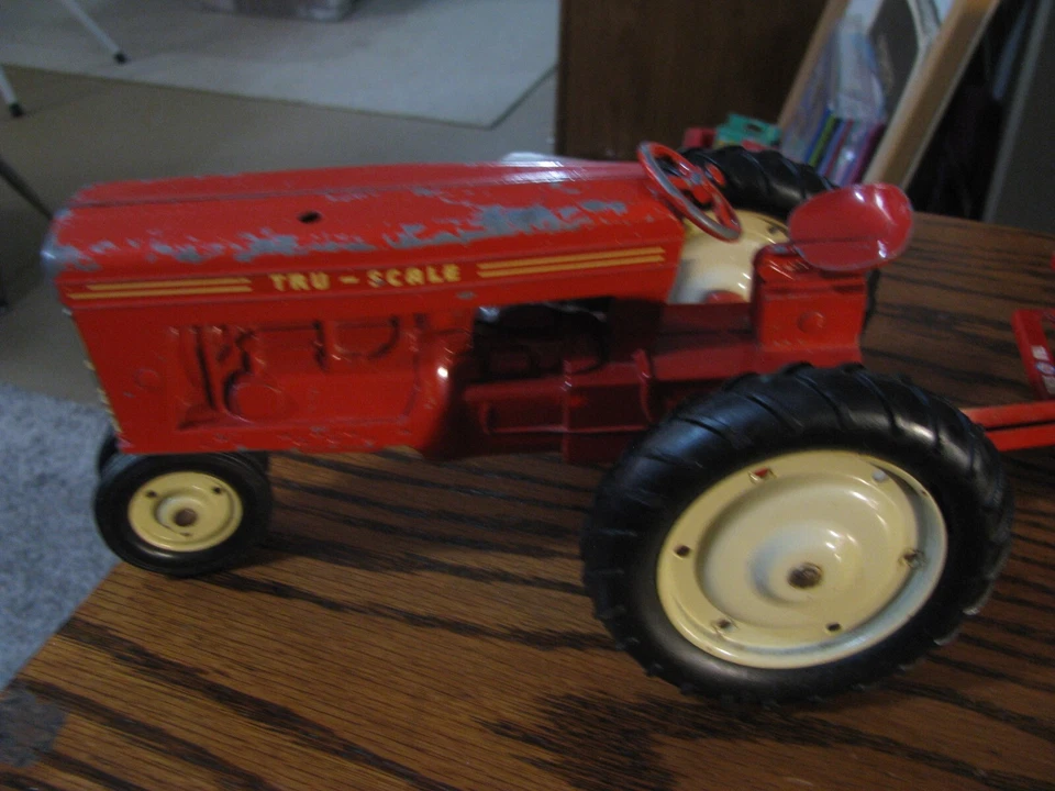 Tru-Scale Farm Tractor & Disc Plow  Red  1:16 #GRN SH - Image 2 of 4