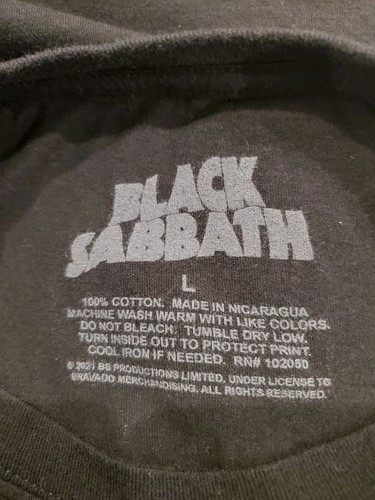 BLACK SABBATH GR. L SCHWARZES TSHIRT KURZARM LILA BUCHSTABEN