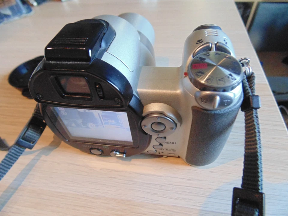 Konica Minolta DiMAGE Z5 Digital Camera 5.0MP, 256mb, 12x optical zoom, pouch - Image 4 of 4