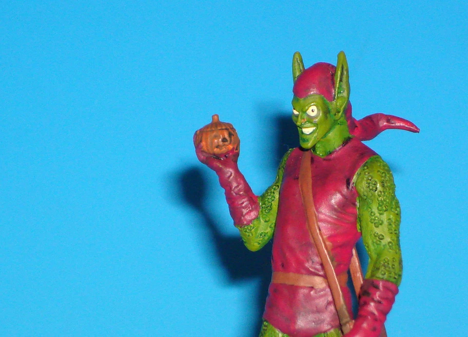Green Goblin Statue Marvel Classic Collection Die-Cast Figurine Spider-Man New - Image 3 of 4