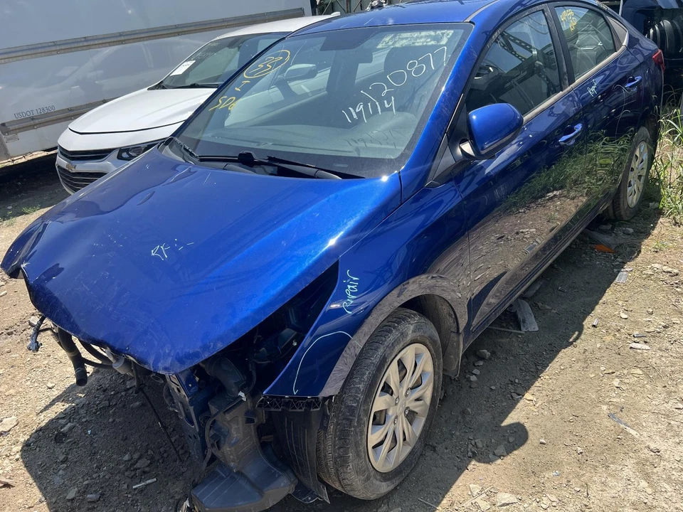 Consola central inferior delantera usada se adapta a: Hyundai Accent 2020 piso sin reposabrazos AT F Foto 3 de 4