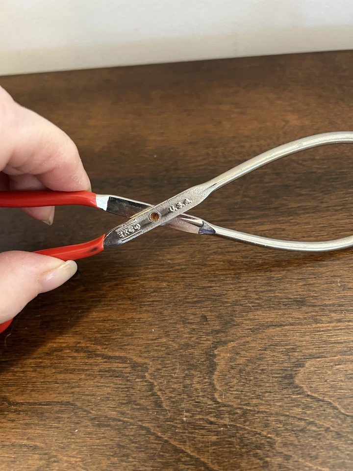 EKCO 10" Stainless Steel Kitchen Tongs Grippers Scissor Type Red Rubber handle. - Image 4 of 4