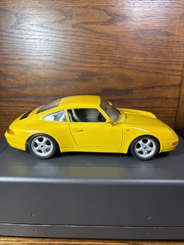Miniature Porsche 911 Carrera 1993 Burago 1/18 – Partie Moteur 2 Pièces – Occasion, Couleur Jaune, échelle Grande