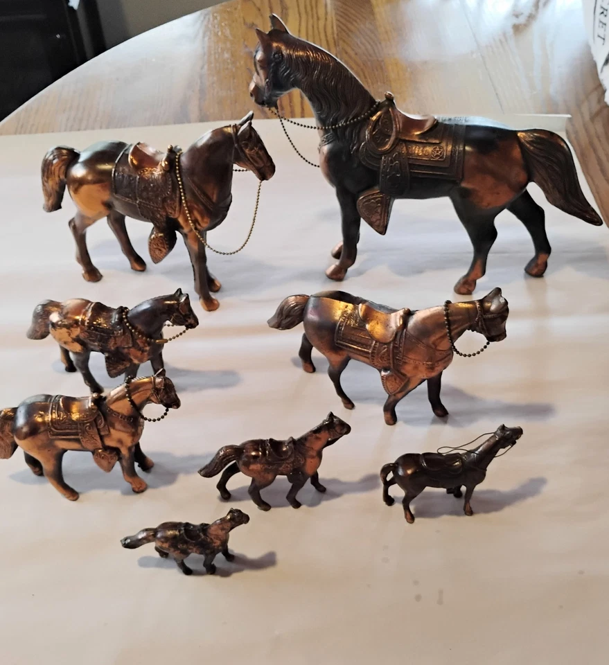 LOTE DE 8 - ¡Figuras de caballo de metal fundido vintage con acabado de cobre/bronce! Foto 2 de 4