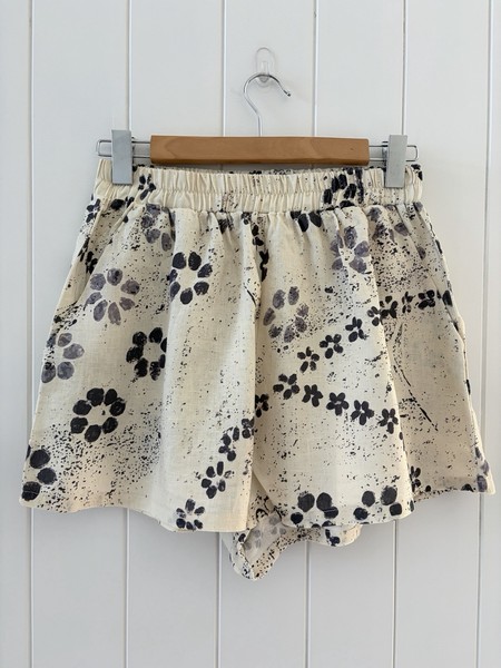 VRG GRL Linen Shorts Size 10 Beige Charcoal Floral Pockets Wide Leg Elastic Wais