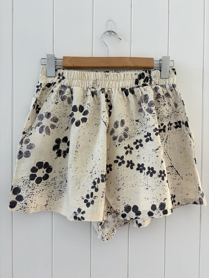VRG GRL Linen Shorts Size 10 Beige Charcoal Floral Pockets Wide Leg Elastic Wais