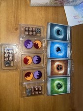 Pokemon TCG: Prismatic Evolutions Marker & W&uuml;rfel: Basisenergie