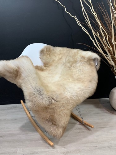 Natural Sheepskin Rug Pelt: Cozy Home Décor & Pet Bed Throw - Genuine Comfort - Picture 2 of 10