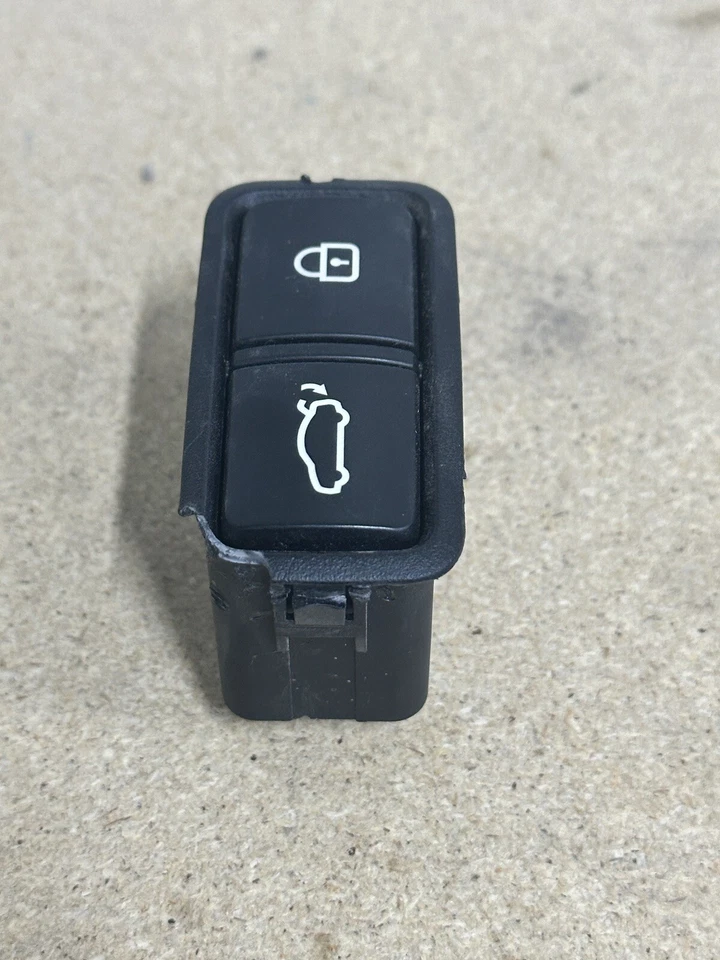 OEM 2015 KIA K900 REAR TRUNK BOOT LID CLOSE LOCK BUTTON ASSEMBLY 299115815 - Image 2 of 4