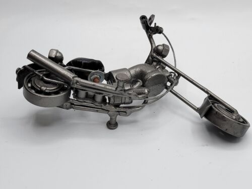 Statuina moto chopper in metallo con dadi parti riciclate fatta a mano - Foto 9 di 9
