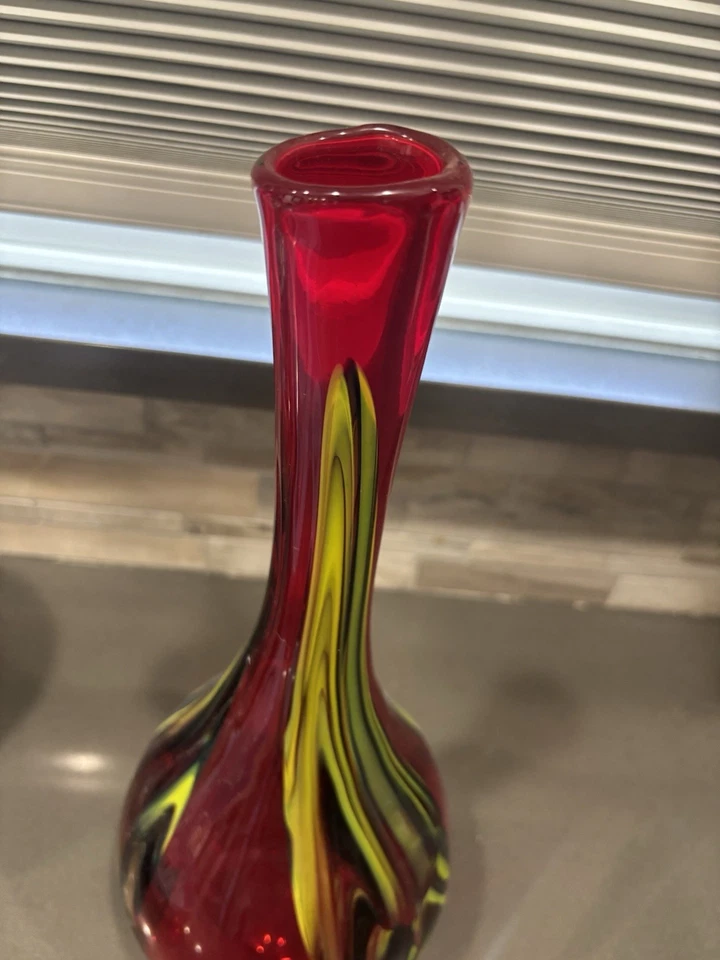 "Jarrón retro Pier 1 rojo de vidrio soplado con remolinos amarillos verdes y negros con etiqueta 14,5""" Foto 4 de 4