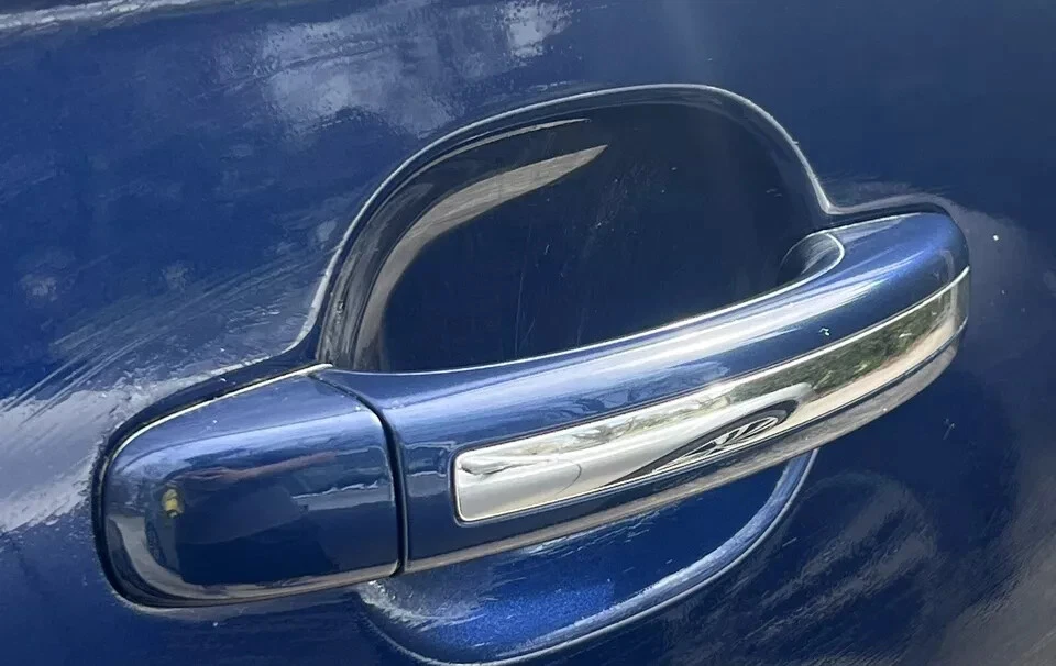 AUDI Q7 2007-2015 PASAJERO DELANTERO MANIJA DE PUERTA DE ENTRADA SIN LLAVE AZUL COBALTO METÁLICO Foto 2 de 2