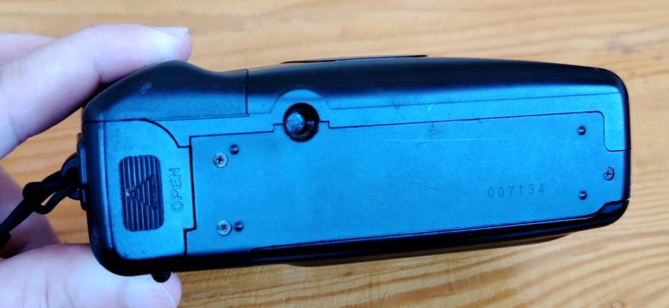 Yashica AF J3 Point And Shoot fotocamera pellicola 35mm testata funzionante G... - Immagine 4 di 4